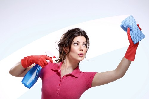 End of tenancy cleaner in Islington cleaning a rental flat